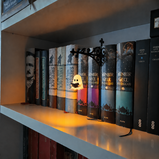 Turbo Cables – Cozy Halloween Bookshelf Lantern