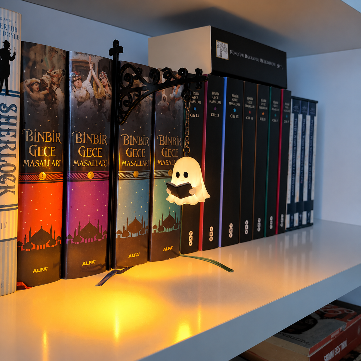 Turbo Cables – Cozy Halloween Bookshelf Lantern